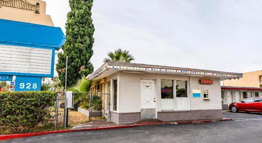 Oyo Gateway Vegas North Strip/fremont St. Area Hotel 2*